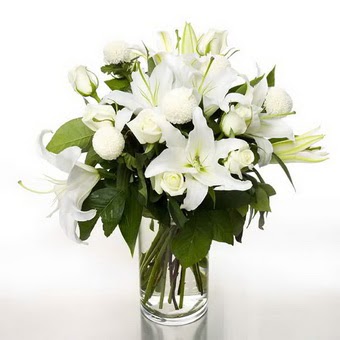  Batıkent Ankara çiçek gönderme sitemiz güvenlidir  1 dal cazablanca 7 adet beyaz gül vazosu