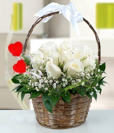 Sepet içerisinde 7 adet beyaz gül  Batıkent Ankara çiçek siparişi sitesi 