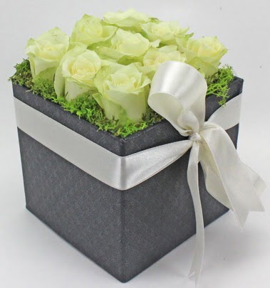 9 adet beyaz gülden özel kutu çiçeği  Batıkent Ankara çiçek siparişi sitesi 